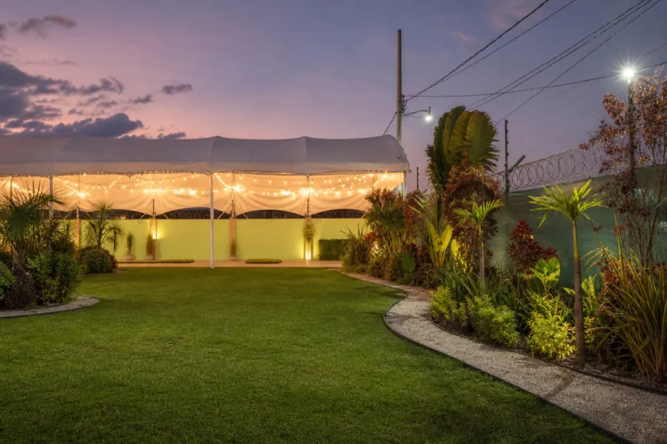 Jardín Paraíso Colibrí con carpa e iluminación para eventos en Morelos