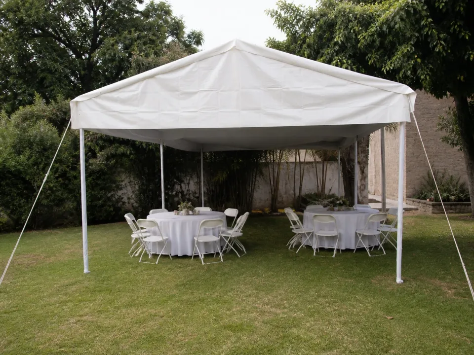 Carpa tradicional blanca de 6 por 9 metros instalada en jardín