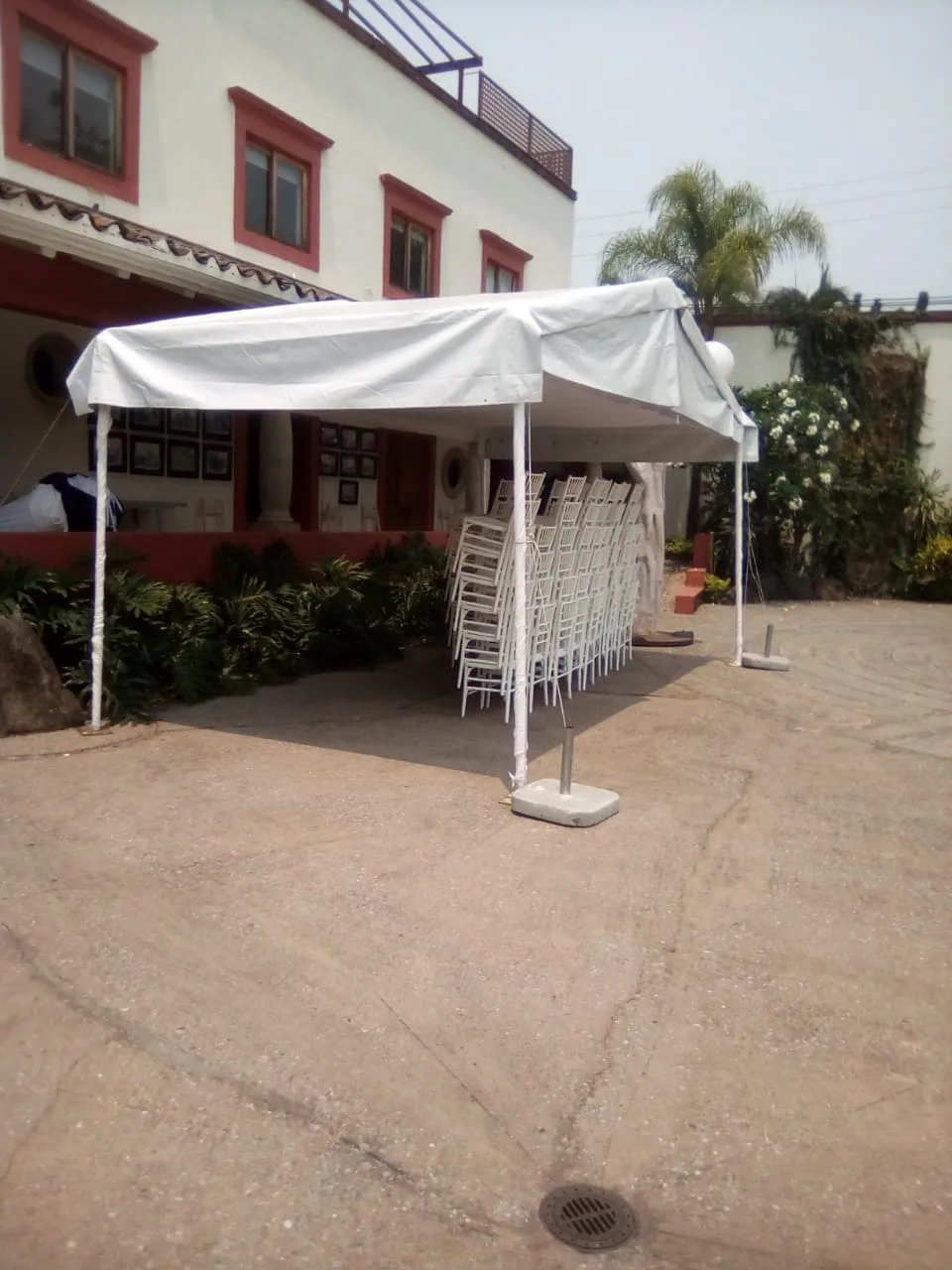 Instalación de carpa en explanada de cemento 