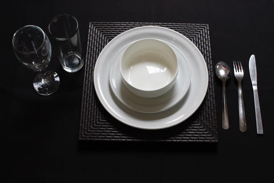 Kit de vajilla a tres tiempos mas bajo plato y copa 
