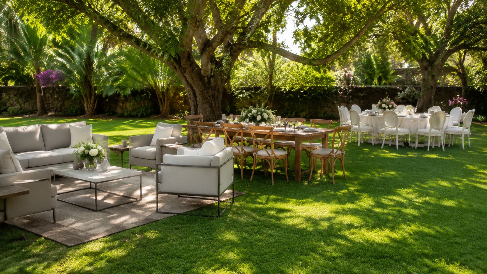 Decoración de evento al aire libre con mesas y sofás elegantes en un hermoso jardín en Cuernavaca.