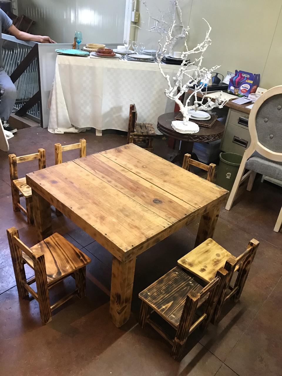 Mesa infantil café con 6 sillas 