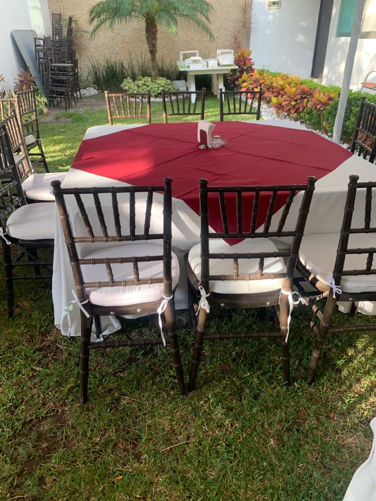 Mesa Cuadrada con silla Tiffany blanca