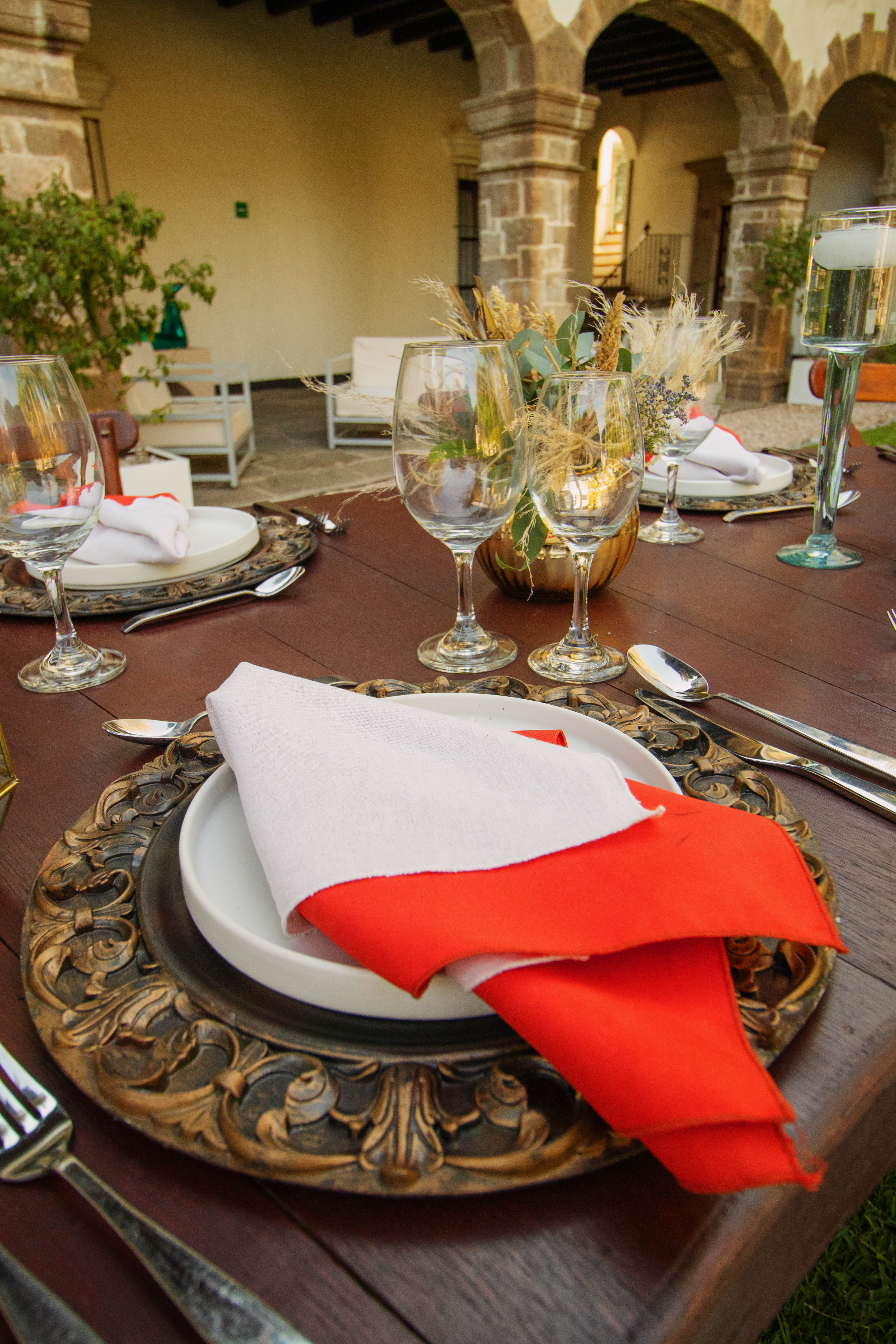 Mesa curva en madera
