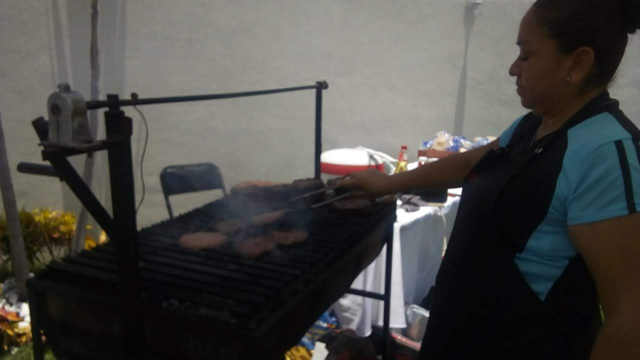 Paquete de hot-dogs y hamburguesas