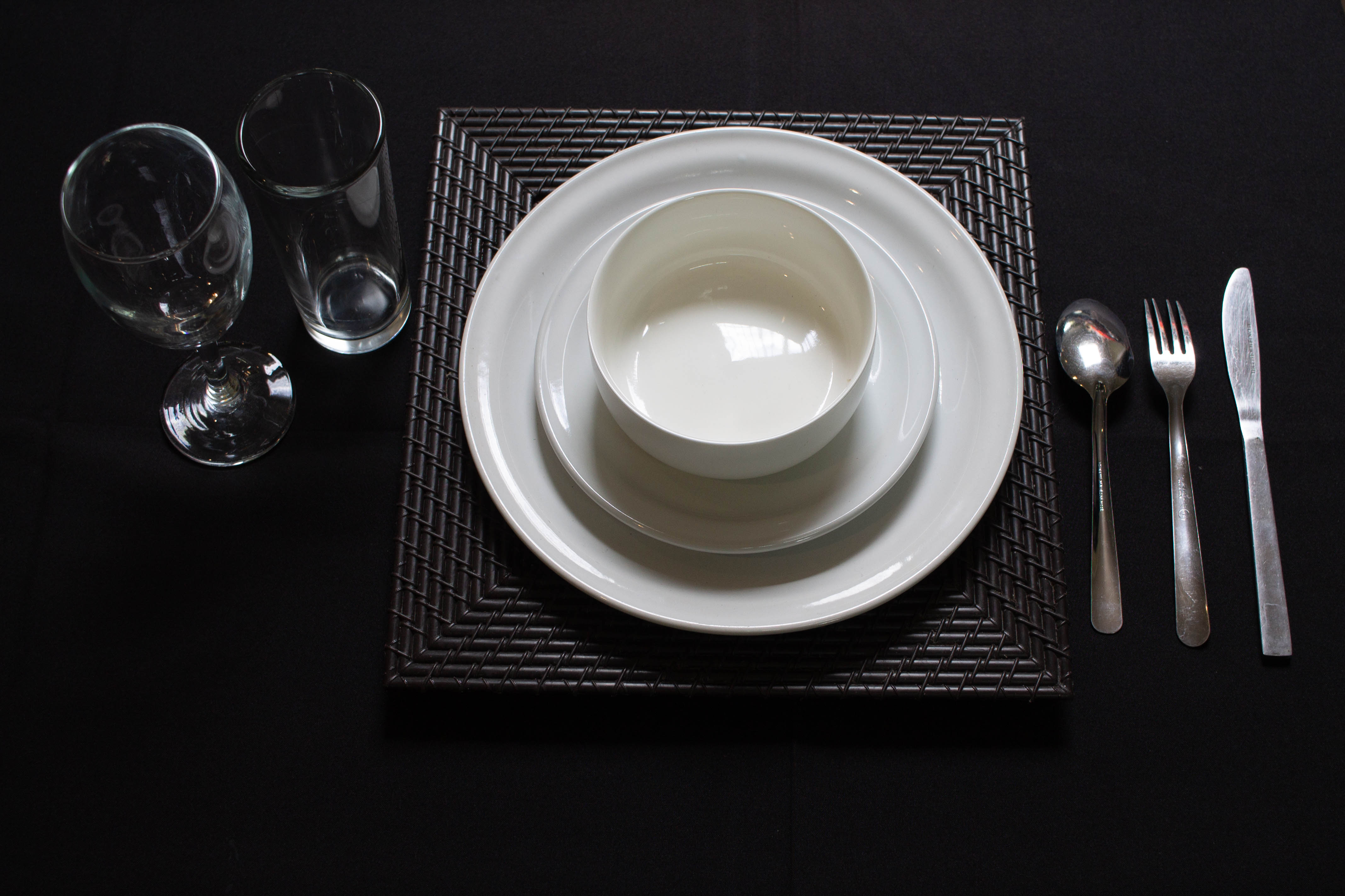Kit de vajilla a tres tiempos mas bajo plato y copa 