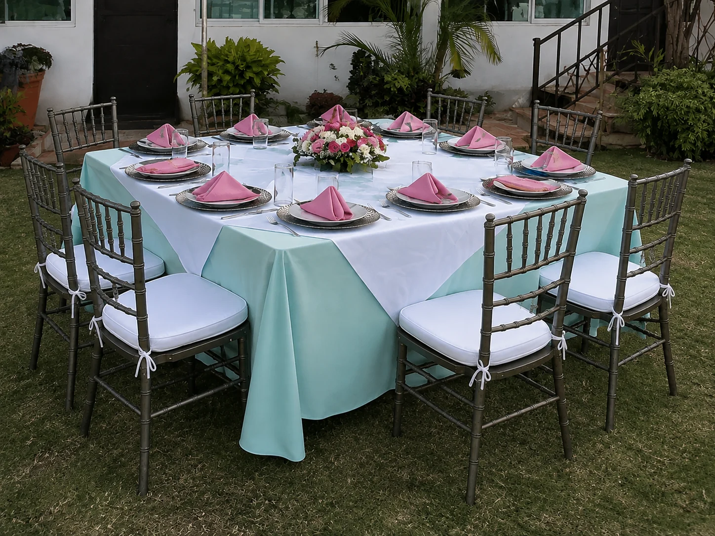 Mesa cuadrada Tiffany con mantel de color