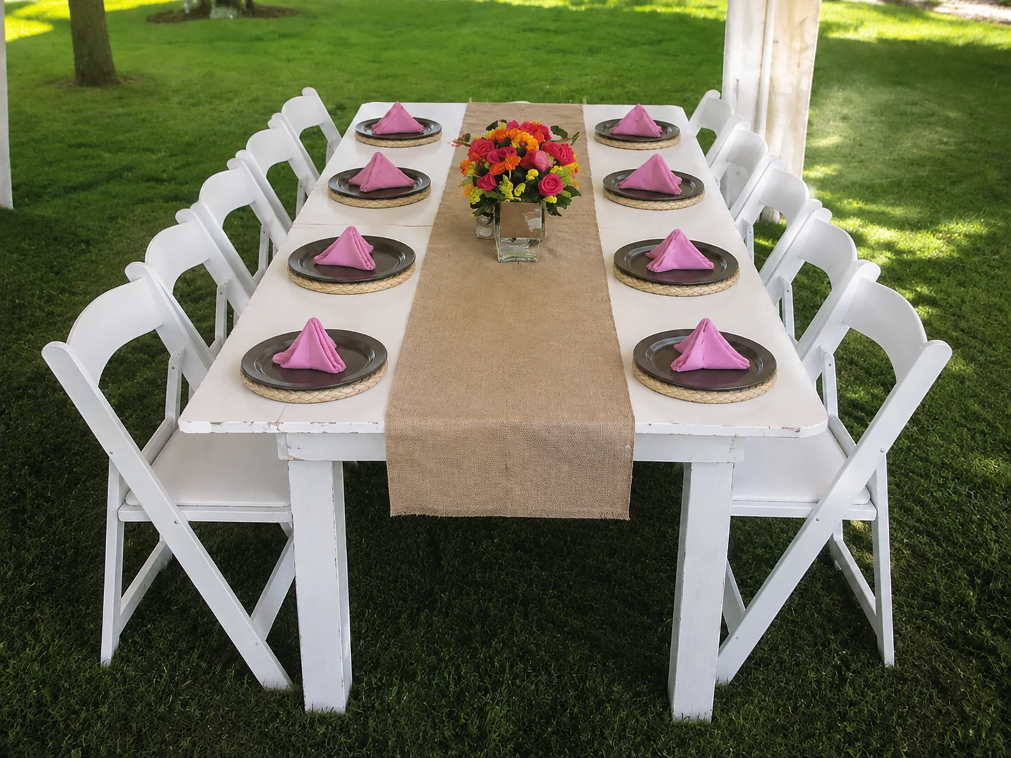 Tablón vintage blanco con diez sillas Avant Garde blancas para eventos