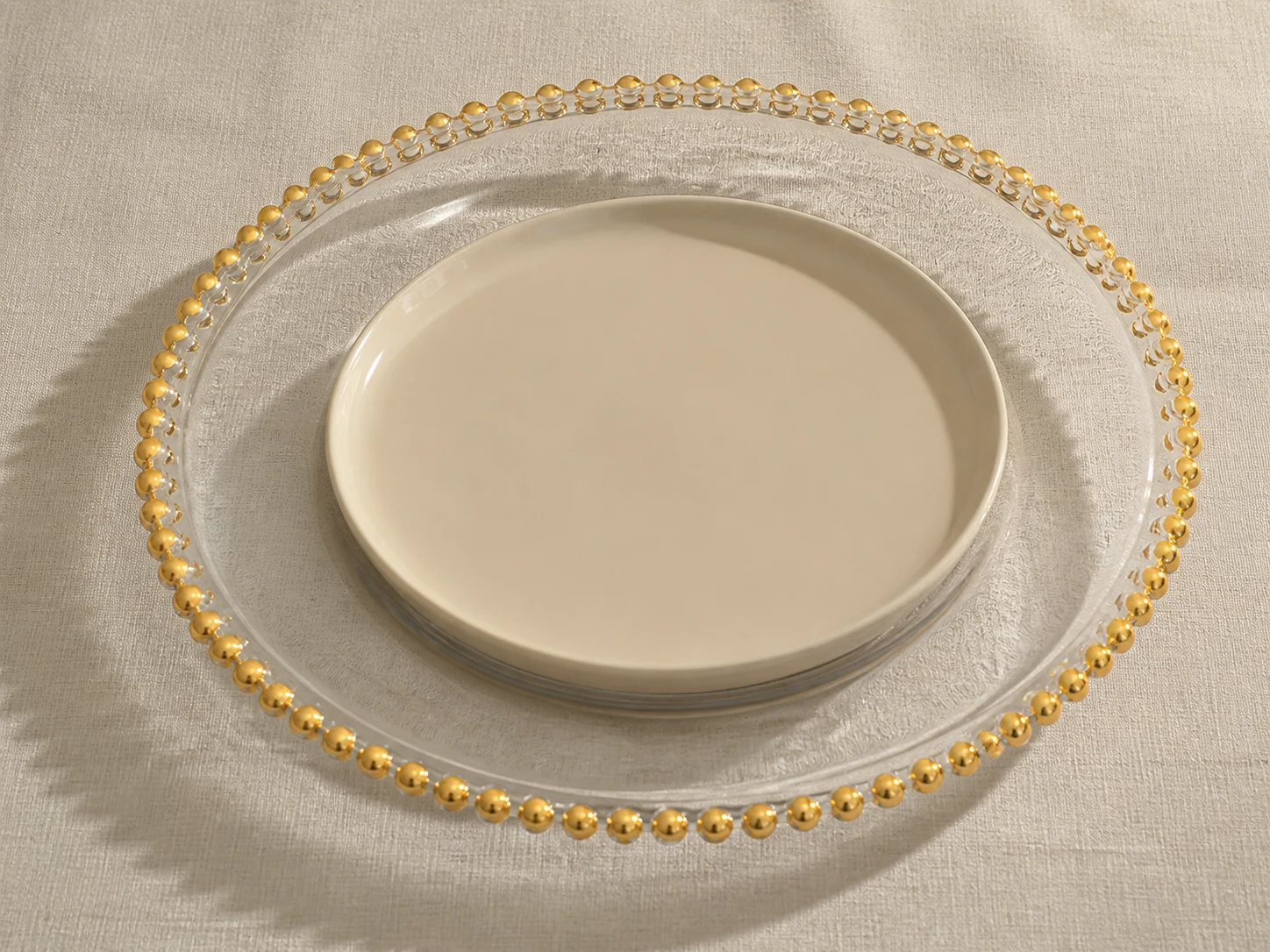 Bajo plato de cristal con orilla dorada 