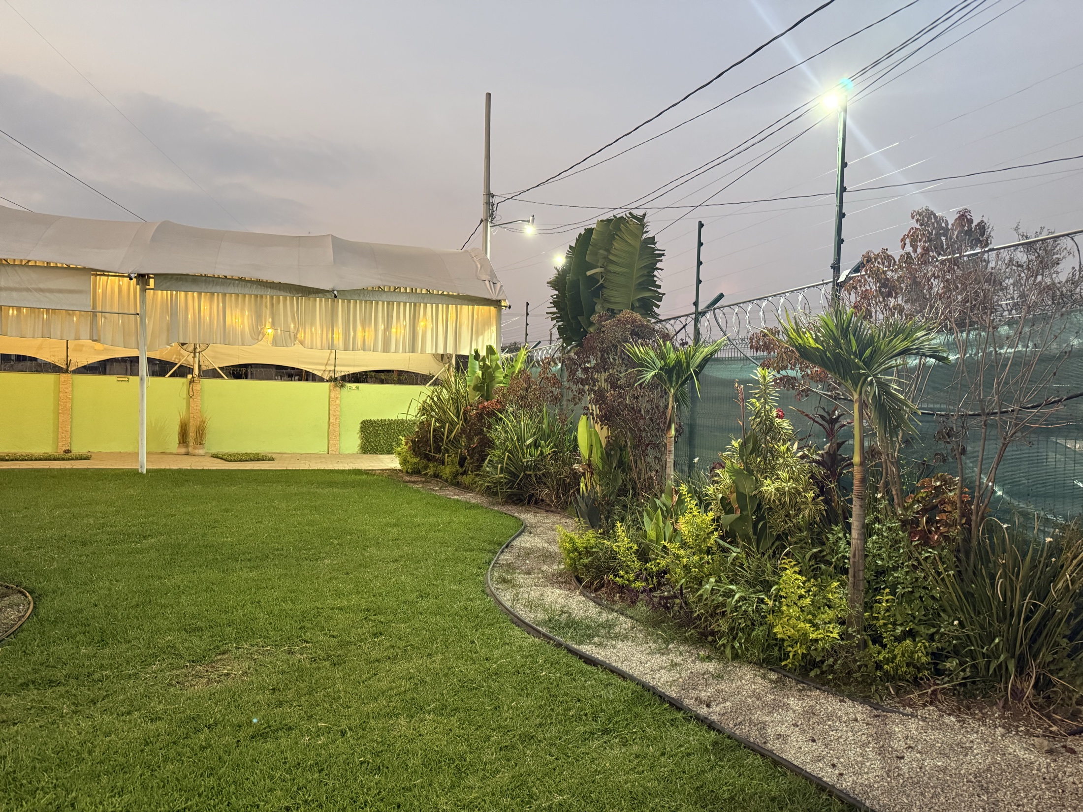 Jardín Paraíso Colibrí con carpa iluminada al atardecer